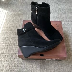 Blondo LIBERATA waterproof leather wedge booties / size 8.5 / great condition